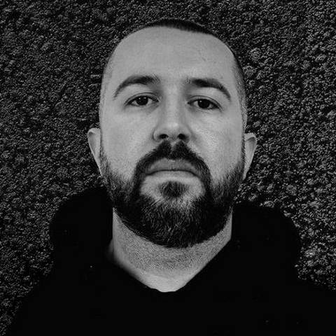 دانلود آهنگ من در نمیزنم میام با لگد